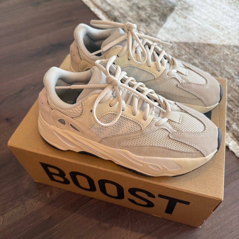 Yeezy Boost 700 - Analog